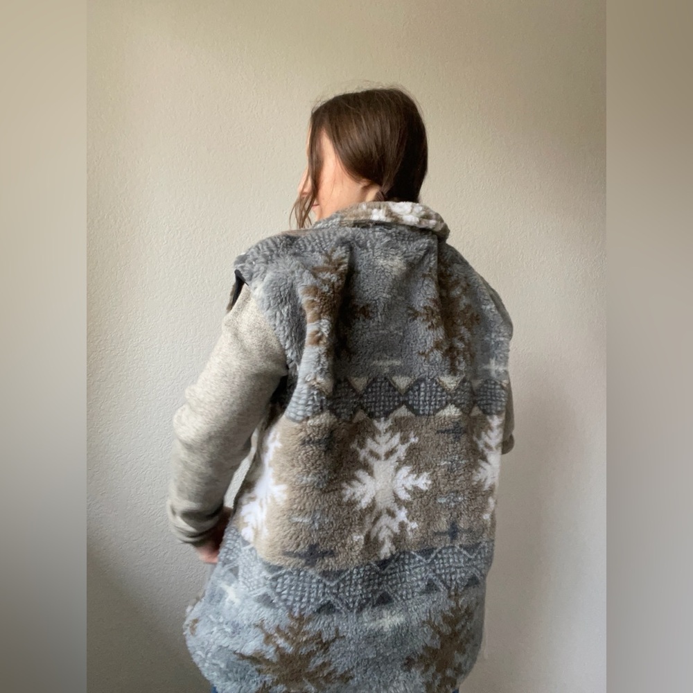 Fur Snowflake Vest - Picture 3 of 4